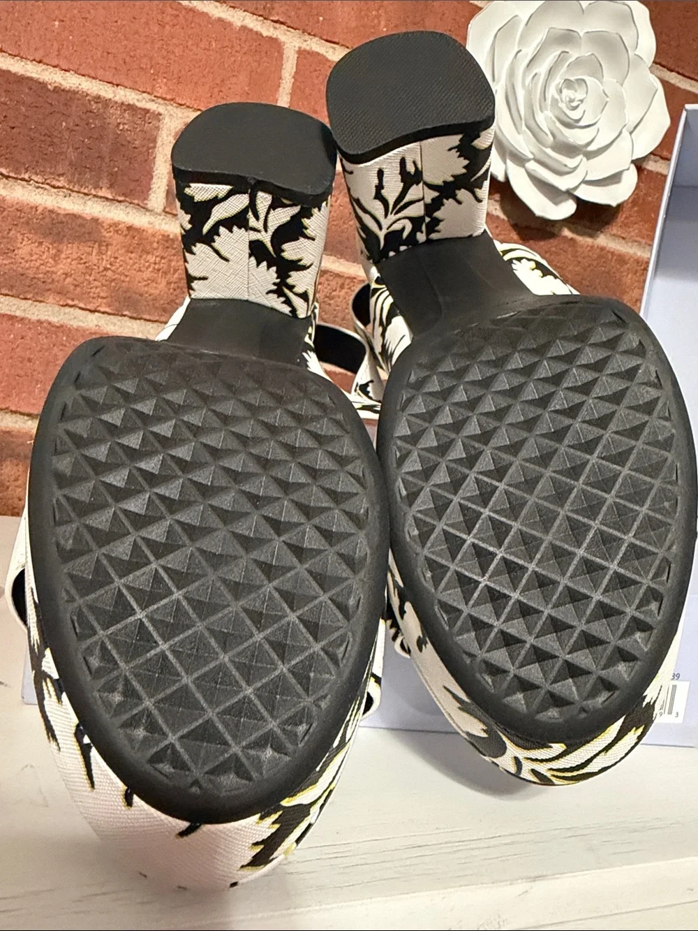 AEROSOLES Camera White Black and Gold Floral Block Heel Sandals, 10W